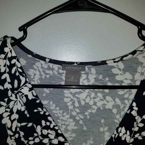 Ann Taylor Black V Cut Shirt Size M - Picture 2 of 3